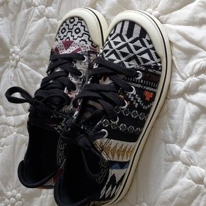 Keen Women's Patchwork Elsa IV Sneaker Size 7